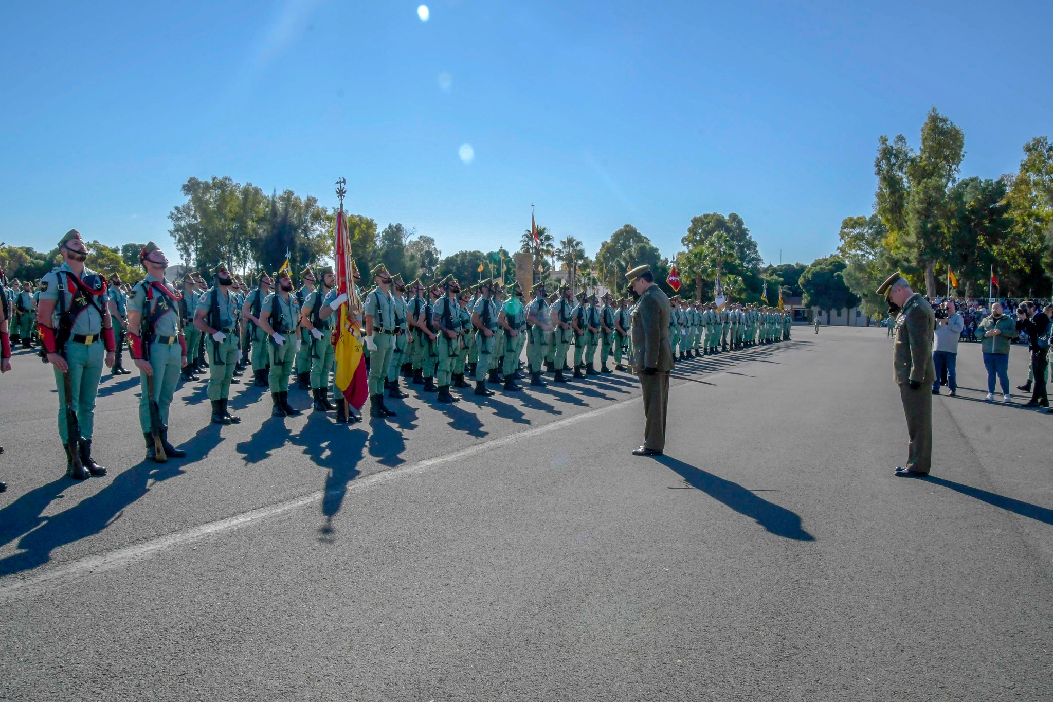 El JEME saluda la bandera