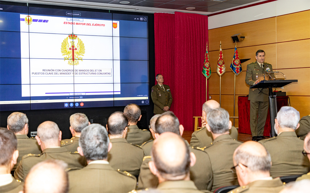 Reunión informativa con cuadros de mandos destinados fuera de la estructura del Ejército