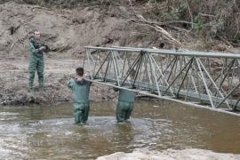 Trabajos de instalación de una de las pasarelas