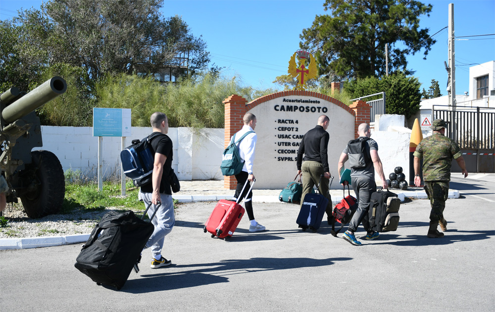 Aspirantes llegan al acuartelamiento "Camposoto"