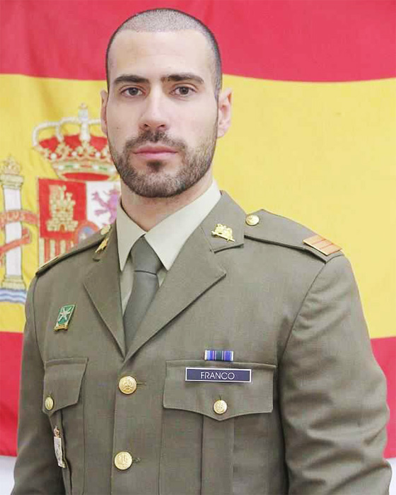 Tres militares auxilian a una mujer con un ataque epiléptico en la base `El Goloso´