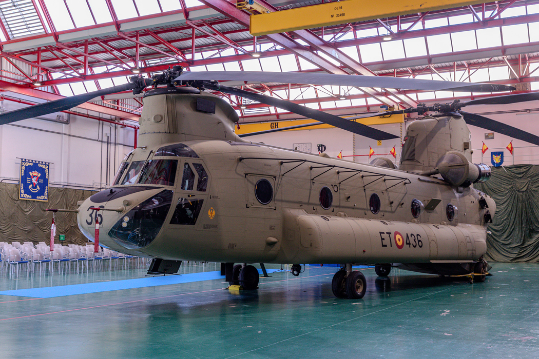 Defensa entrega al Ejército el nuevo helicóptero Chinook CH47 F