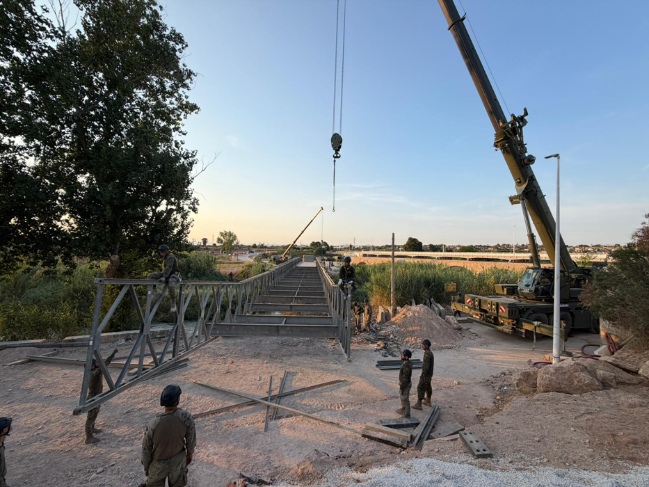 El RPEI 12 realiza el desmontaje del puente Mabey en Ribarroja (Valencia)