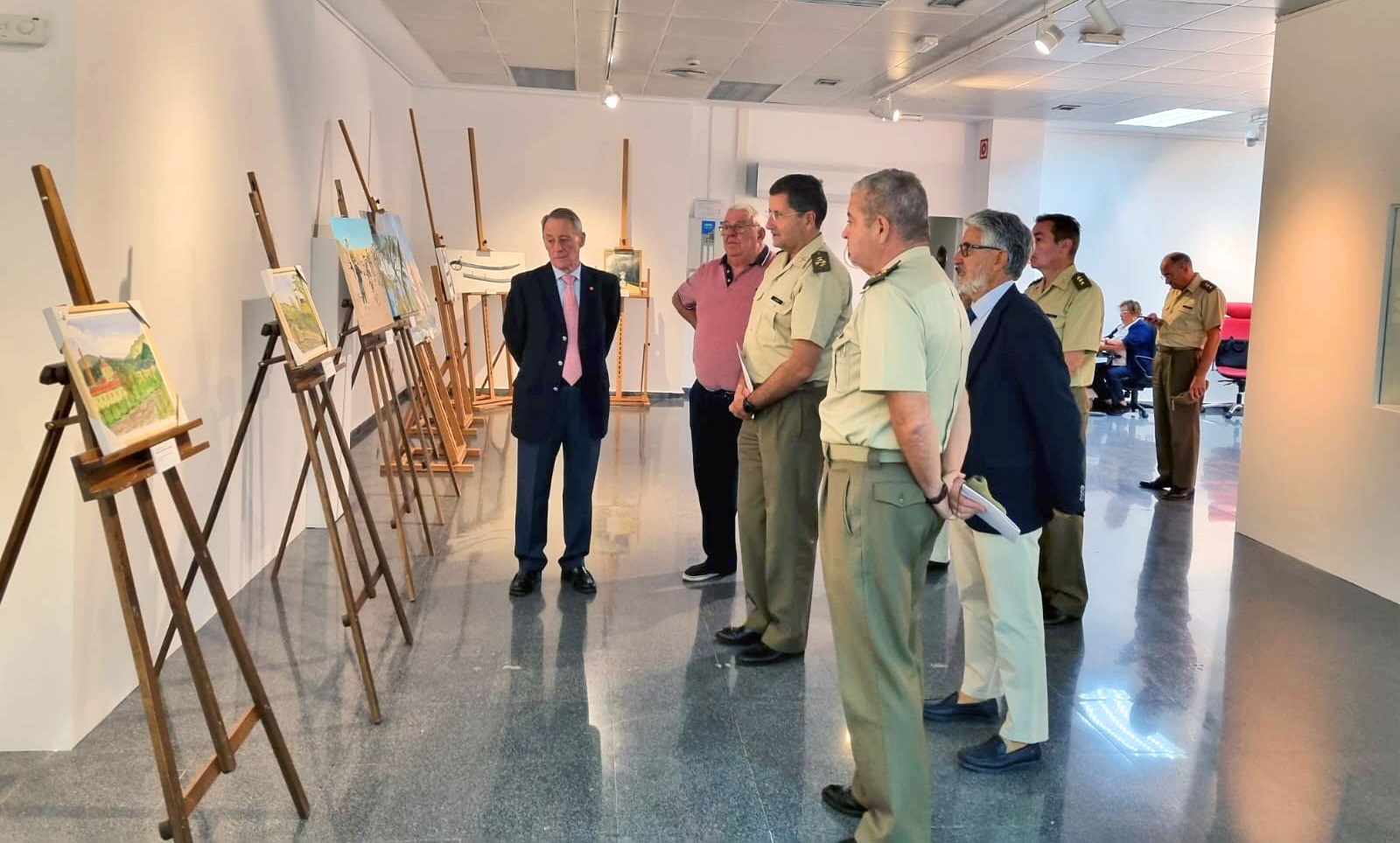 El JEME visita la exposición benéfica que organiza Cáritas Castrense