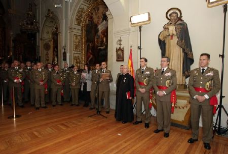 Asistentes al acto en el interior del convento