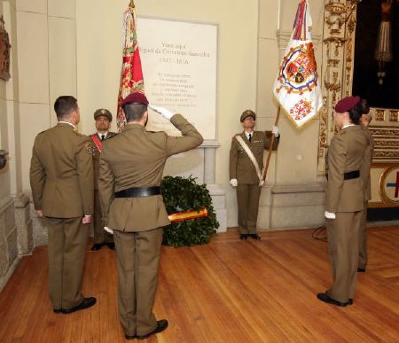 Depósito de la corona bajo la tumba del escritor