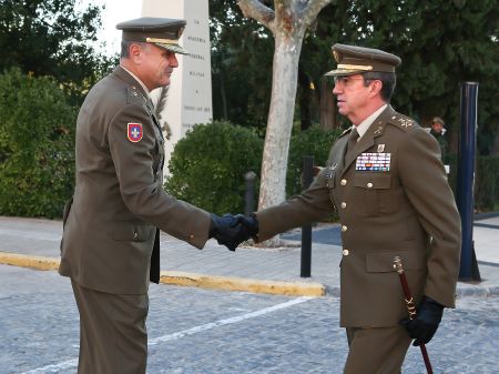 El JEME saluda al General Director de la Academia