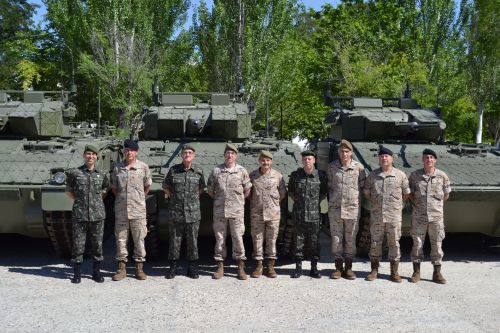 Foto de grupo delante de una línea de Pizarros