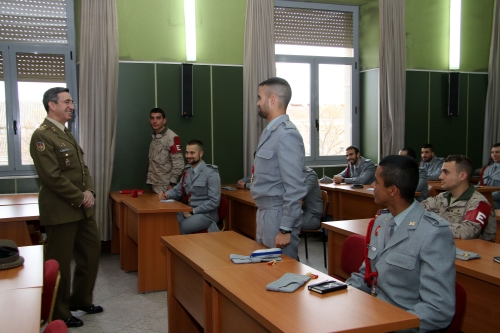 El JEME con los alumnos de la Academia