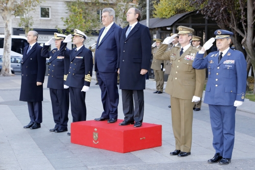 Los presidentes del Congreso y del Senado presiden el Izado Solemne de Bandera