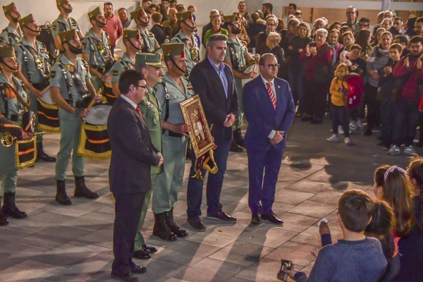 Momento de la entrega de un recuerdo por la participación_