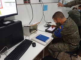 Operador atendiendo una peticion de fuego.