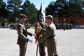 El Tcol Guarnizo entrega en Guión del Grupo al Comandante Blasco