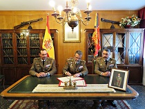 El General Torcal firma las Cédulas de la Toma de Mando