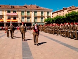 Geenral Romero Carril pasando revista a la Fuerza