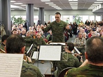 EL DIRECTOR DE LA MÚSICA, TTE JIMENEZ COMIENZA EL CONCIERTO