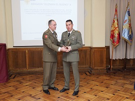 El General Romero Carril, entrega el Premio a las Mejores Prácticas de Fuerzas Pesadas, al Sgto1º Riaño