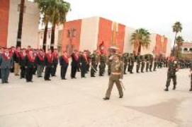 Coronel Jefe del CEFOT pasando revista a la Formación