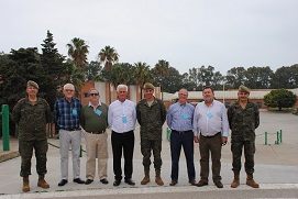El Coronel Director junto a representantes AAVV Isla León