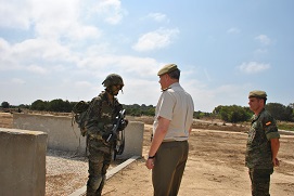 El MADOC conversa con un alumno