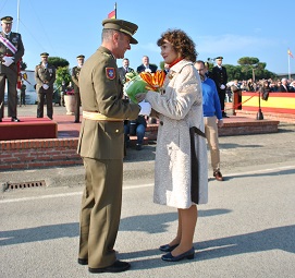 Entrega de un ramo de flores a una madre