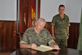 Firma en el libro de honor del Centro