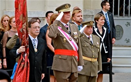 El Presidente Vivas recibiendo Honores.