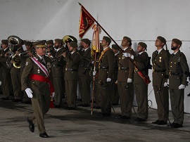El comge pasando revista a la formación.