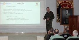 Cap. Marfil impartiendo la conferencia.