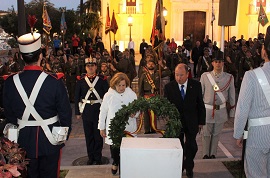 Personal del Centro Gallego portando la corona.