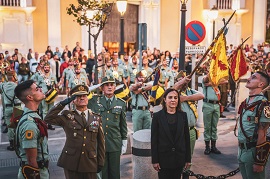 Depositando la corona.