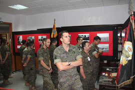 Personal observando la exposición.