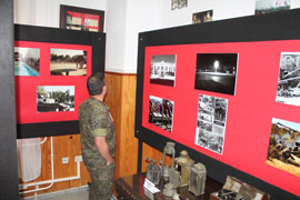 Personal observando la exposición.
