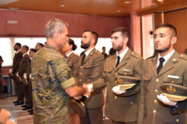 Saludando a los Oficiales.