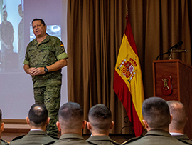 Coronel recibiendo al personal egresados