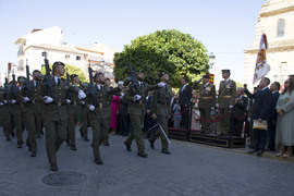 Desfile de la fuerza frente autoridades.