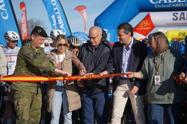 Autoridades cortando cinta de salida