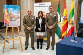 Autoridades posando junto a los carteles