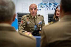 General hablando durante la presentación