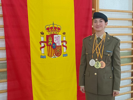 Soldado Membrilla portando las medallas