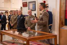 El Suboficial Mayor presenta la exposición.