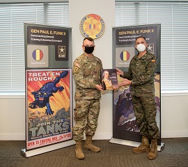 Entrega de ejemplar El legado del Ejército español en EE.UU. a Jefe TRADOC US