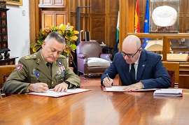Firma del convenio por GEMADOC y Rector UGR