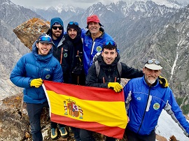 El GMAM en la cima del «Hanif» 5.010 m