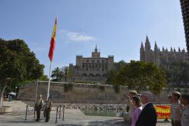 Izado con el Palacio de la Almudaina al fondo 