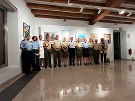 El Comandante General junto a las militares asistentes.