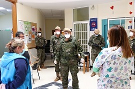 El general se dirige al personal sanitario