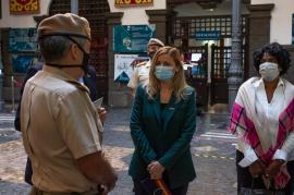 Cónsules visitando la exposición