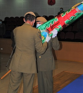 Entrega del Guión del teniente coronel Martínez al teniente coronel Rodríguez.