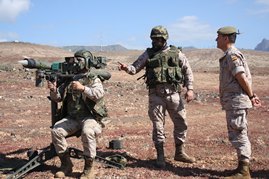 El General junto a un lanzador mistral.